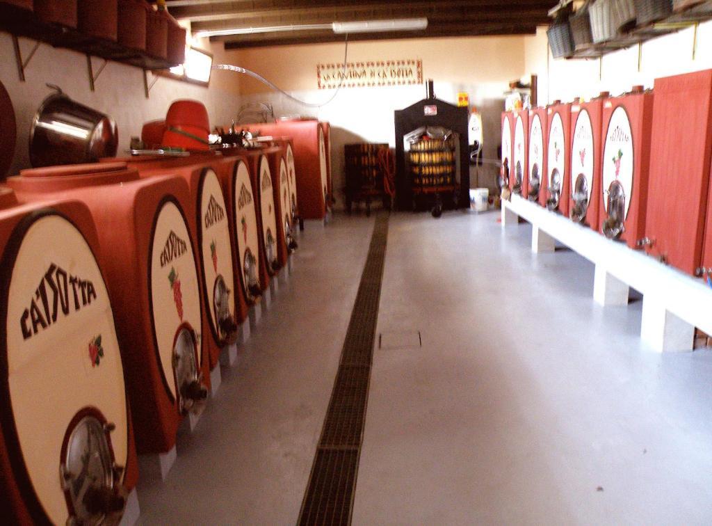 Agriturismo Ca' Isotta Castello di Serravalle ภายนอก รูปภาพ