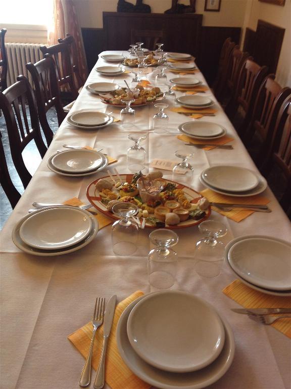 Agriturismo Ca' Isotta Castello di Serravalle ภายนอก รูปภาพ