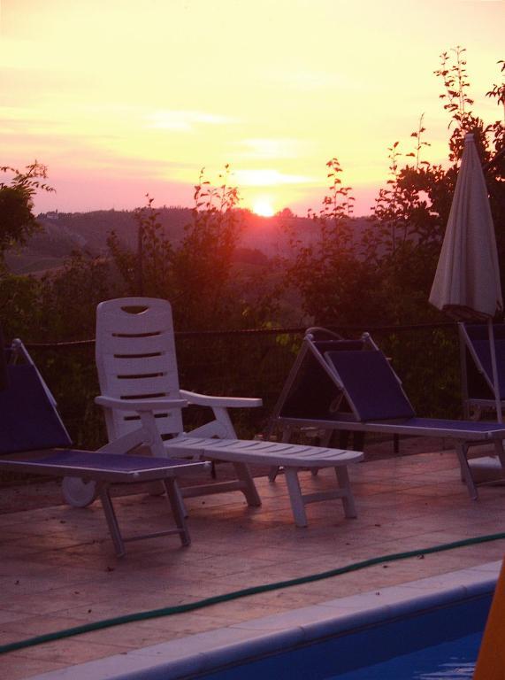Agriturismo Ca' Isotta Castello di Serravalle ภายนอก รูปภาพ