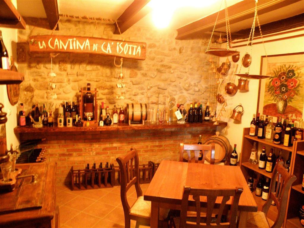Agriturismo Ca' Isotta Castello di Serravalle ภายนอก รูปภาพ